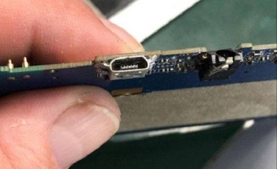 sustitución de conector de carga dañado