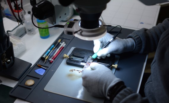 Desoldando componentes de un iPhone 6