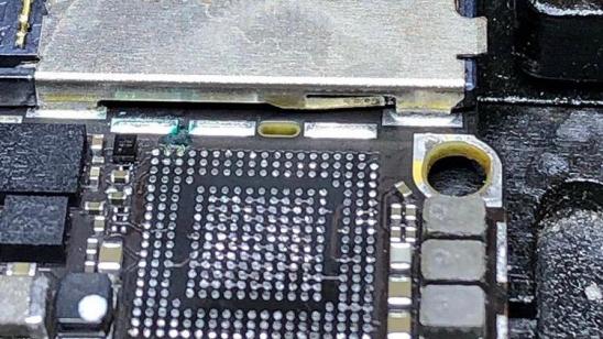 placa de iphone con un ic quitado para su reballing