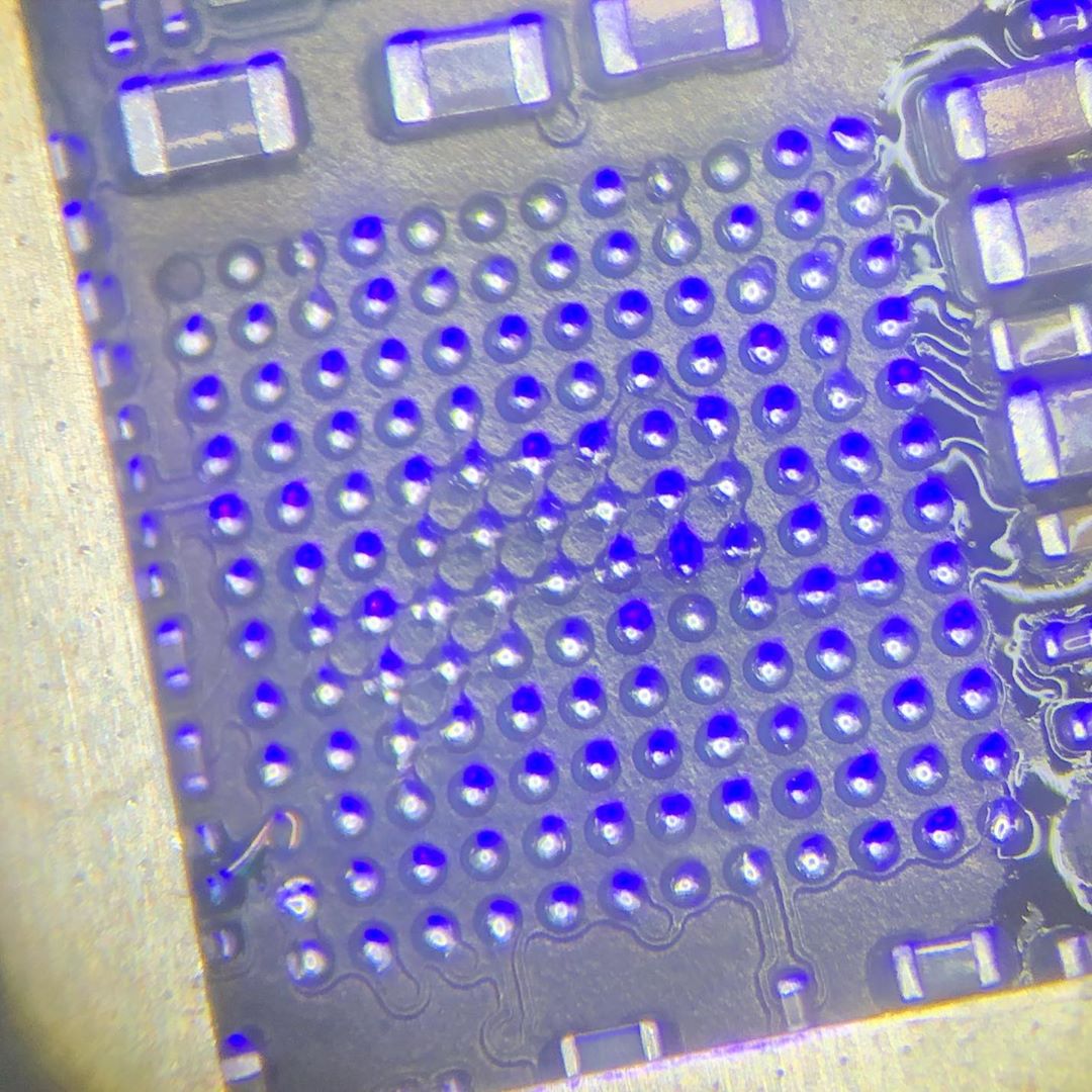 Levantamos el ic de audio, reconstruimos las pistas dañadas, reboleamos y resoldamos el Ic para que el telefono tenga su audio funcionando