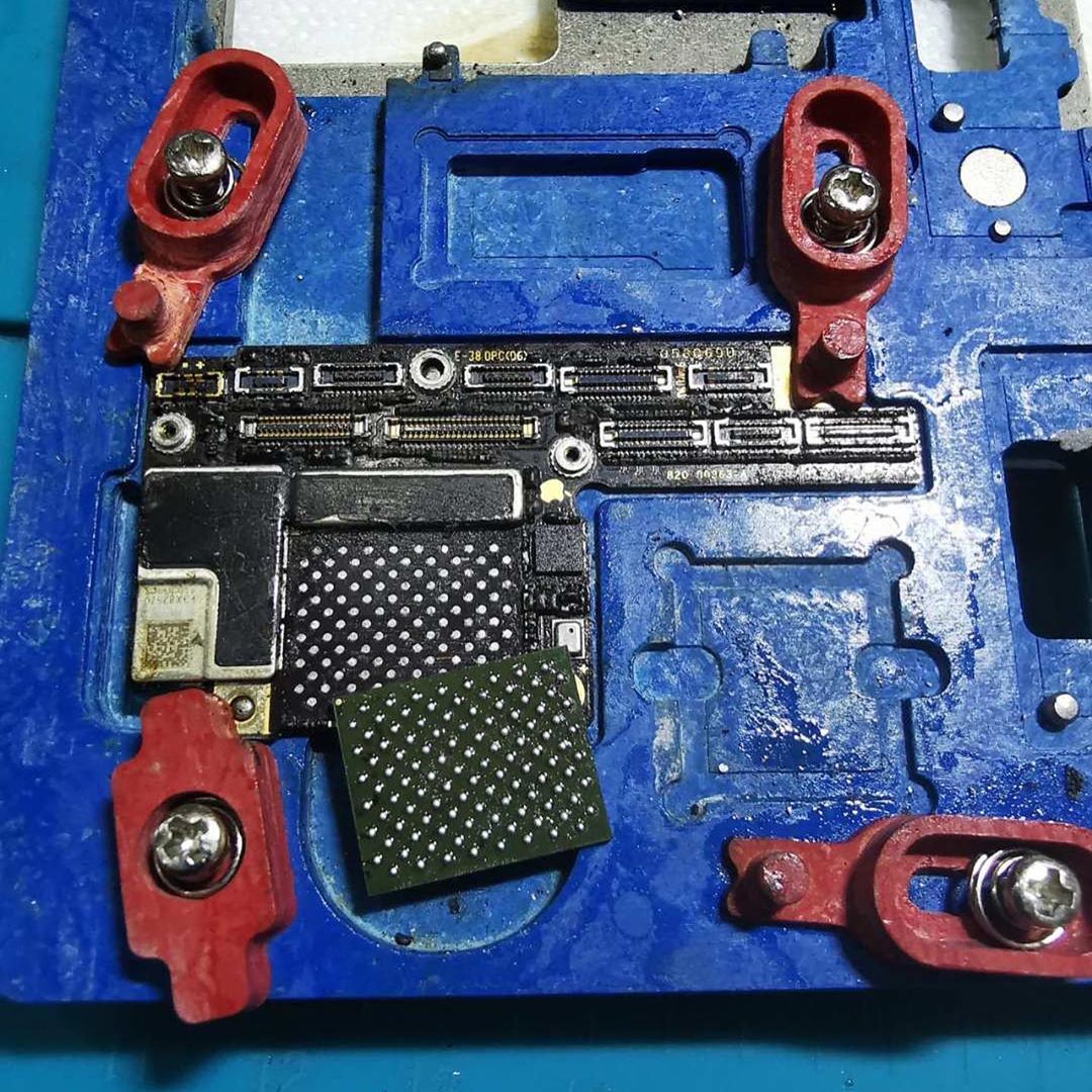 Levantamos, limpiamos, reprogramamos, reboleamos y volvemos a soldar la memoria para corregir error 4013