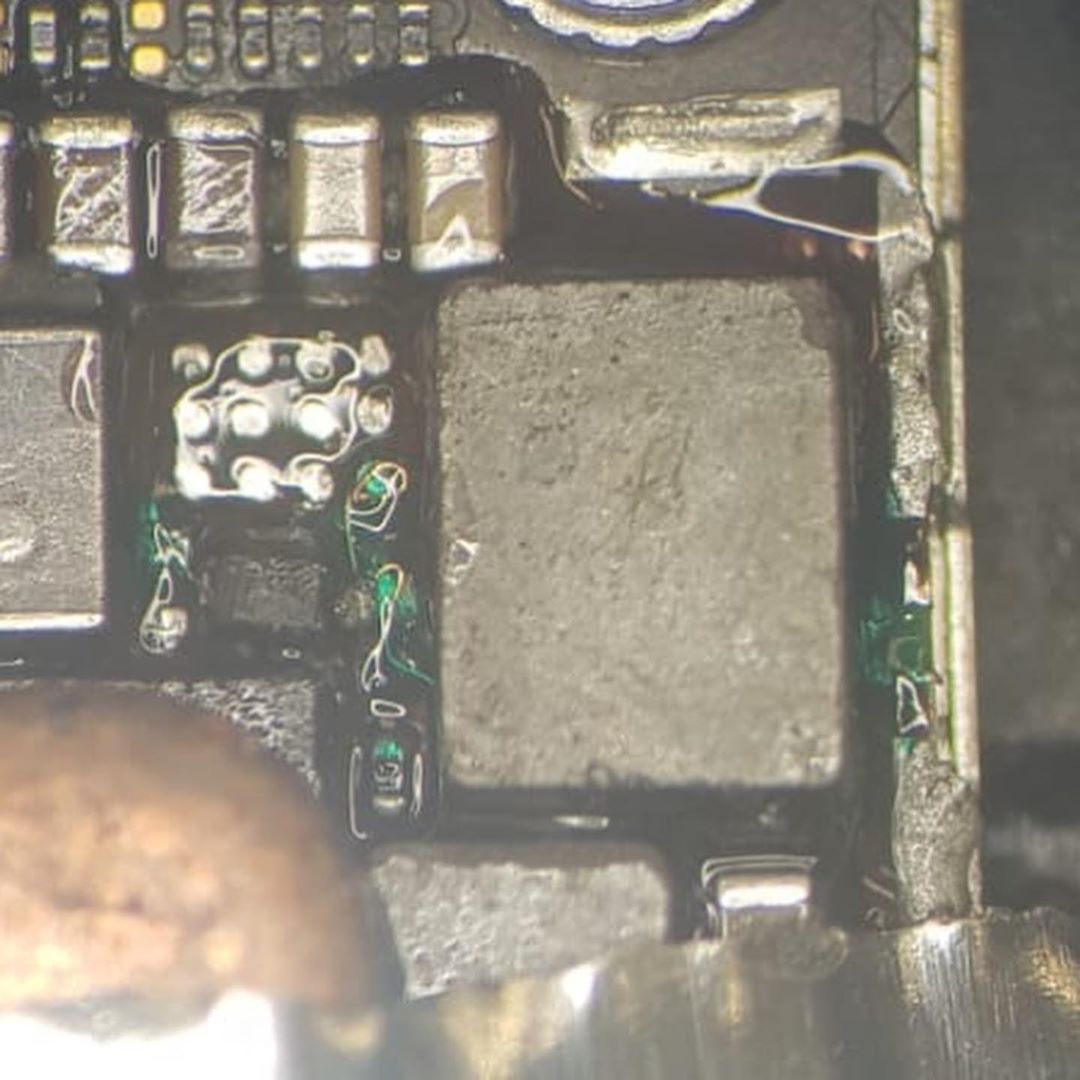 reconstruccion de pistas dañadas y cambio de ic, diodo y bobina de backlight