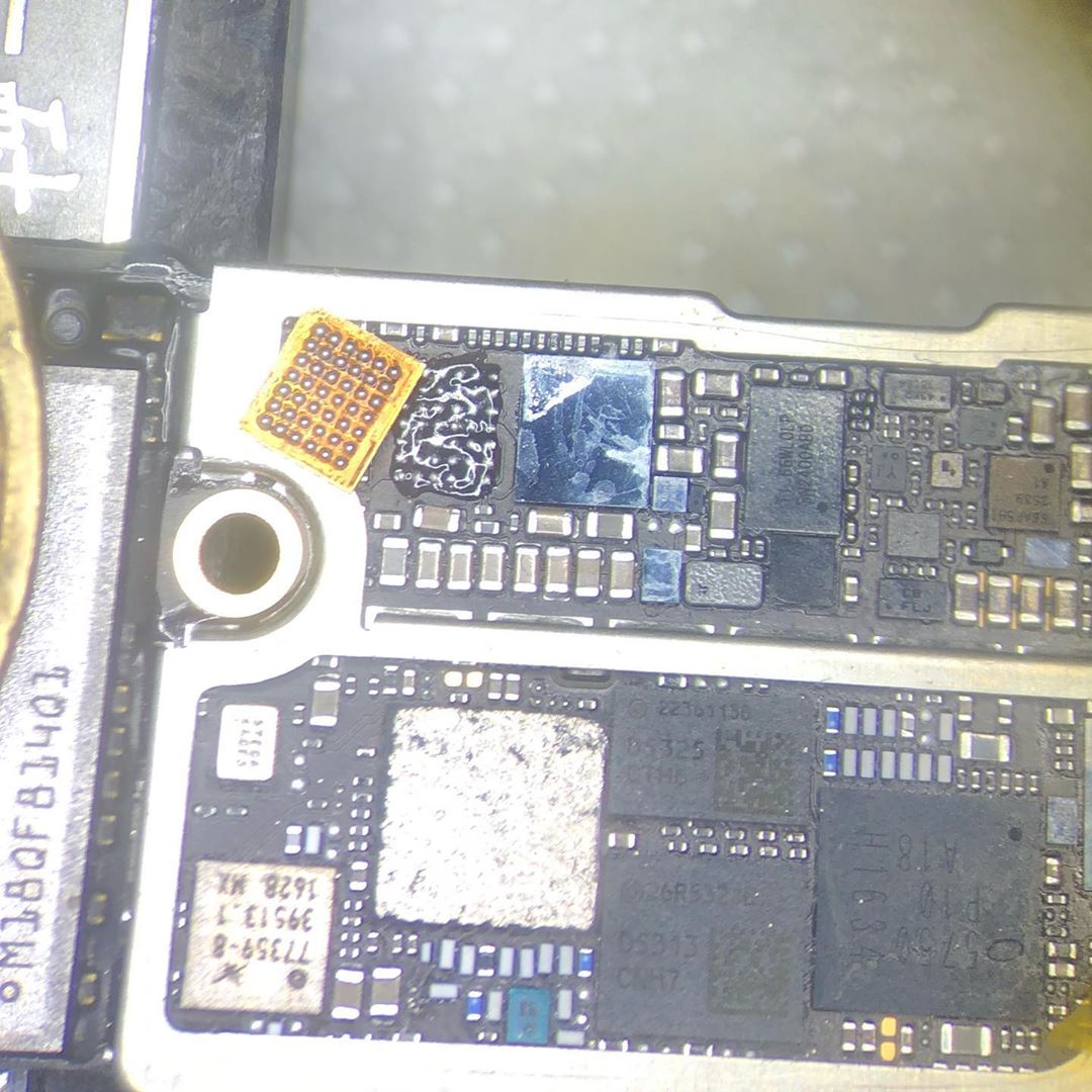 uno de los amplificadores de audio estaba fallando y el telefono estaba sin vibracion al pulsar el boton Home