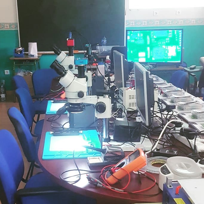 Preparacion de aula para impartir curso el una de las aulas de la policia local de Caceres