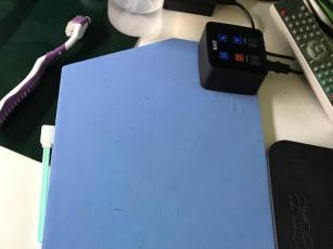 Manta termica con memorias. Muy util para separaciones rapidas de tapas traseras y pantallas de moviles.