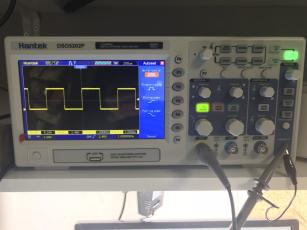 Osciloscopio midiendo hondas